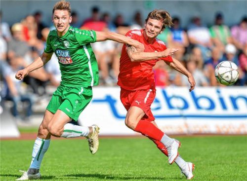Kurz vor dem dritten Eichstätter Treffer: Torschütze Julian Kügel im Zweikampf mit 1860-Neuzugang Christoph Wallner.Fotos Traub