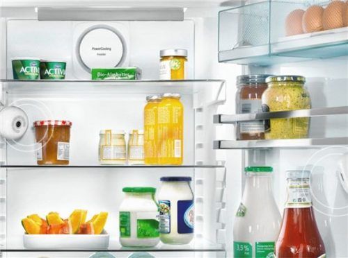 Lästige Doppeleinkäufe lassen sich vermeiden, denn dafür sorgen in diesem Kühlschrank modular integrierte Kameras. Sie ermöglichen einen Blick ins Innere – jederzeit sowie ortsunabhängig. Foto  AMK