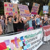 „Lieber a Mass statt Hass“–Demo gegen AfD-Veranstaltung mit Meuthen