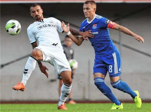 Lieferten sich ein rassiges Duell: Burghausens Sascha Marinkovic und Unterhachings Max Dombrowka.Foto Butzhammer