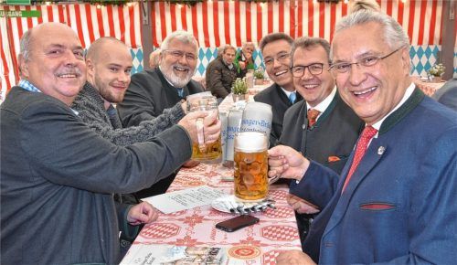 Lockere Atmosphäre: Die beiden OVB-Redakteure Norbert Kotter (links) und Bastian Huber (Zweiter von links) im Gespräch mit Bayerns Innenminister Joachim Herrmann (rechts). Mit am Tisch sitzen Bezirksrat Sebastian Friesinger und die Rosenheimer Landtagsabgeordneten Otto Lederer und Klaus Stöttner (von links). Foto Schlecker