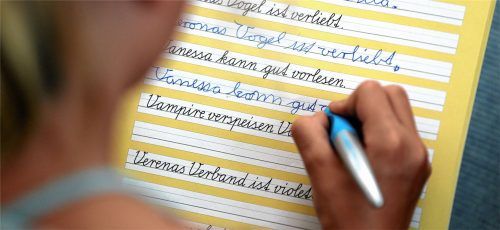 Mann für alles: Egal ob Mathe, Vorlesen oder Schreibschrift üben, Willy Achorner steht den Kindern mit Rat und Tat zur Seite. Foto dpa