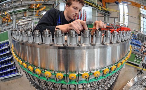 Maschinen für den Weltmarkt: Arbeit an einer Getränke-Abfüllanlage bei Krones. Foto dpa