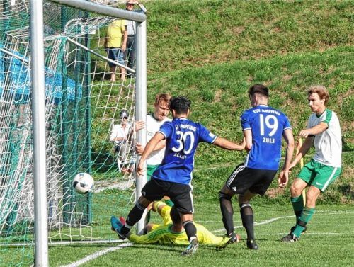 Matthias Vital (rechts) staubt zum 1:2-Anschlusstreffer für die SG ab.Foto Semerad