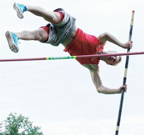 Maximilian Kurzbuch vom TSV Wasserburg wurde Dritter im Stabhochsprung der Männer in Gräfelfing.Fotos Stuffer