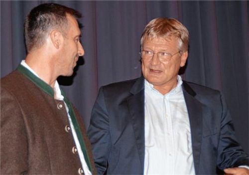 Merkel, die CSU und die „links-rot-grüne 68er-Politik“ attackiert: AfD-Bundessprecher Jörg Meuthen (rechts) im Gespräch mit Landtagskandidat Oliver Multusch.Foto  hg