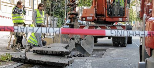 Mit Baggern wurde die Straße aufgegraben, um das Gasleck zu lokalisieren. Foto Reisner
