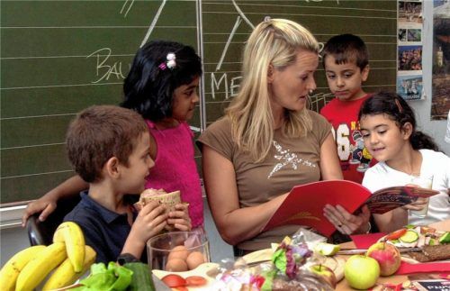 Mit einem gesunden Pausenbrot macht das Lernen gleich doppelt Spaß.Foto  obs/Lieken Urkorn
