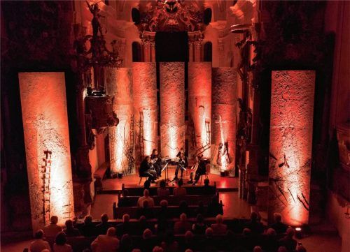 Mit sieben Stelen hatte Andreas Legath den Altarraum der Flintsbacher Kirche gestaltet. Die Bild- und Lichtinstallationen untermalten die musikalische Botschaft. Fotos Lichius