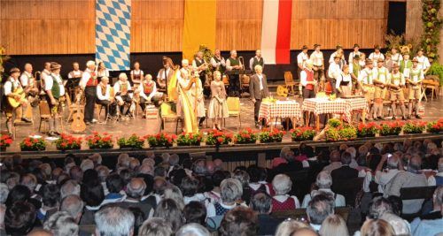 Mit traditioneller Volksmusik begeisterten neun Gesangs- und Instrumentalgruppen aus Bayern und Tirol die gut 1500 Zuhörer im Passionsspielhaus Erl. Foto Lotter