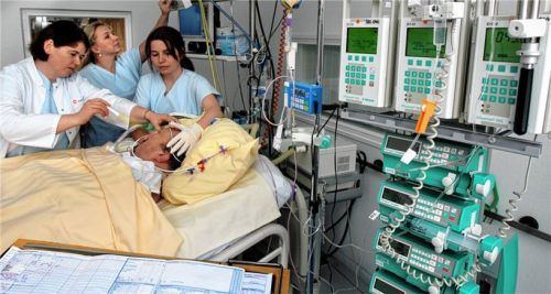 Modernstes medizinisches Gerät zur Behandlung von Schlaganfallpatienten steht in einer Stroke-Unit zur Verfügung. Ein Urteil des Bundessozialgerichts nährt jetzt Befürchtungen, dass ihr Bestand in der Landregion gefährdet sein könnte.Foto dpa