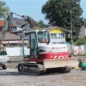<p>Momentan werden noch Leitungen im Untergrund verlegt; dann erst kann der Aushub beginnen. Fotos Fleindl</p>