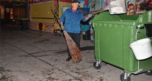 Morgens um 4 Uhr fliegen die Fetzen: Rüdiger Sedl ist einer aus dem Quartett der Wiesn-Reiniger. Er sorgt seit 2009 für Sauberkeit auf dem Herbstfest.Foto  Schlecker
