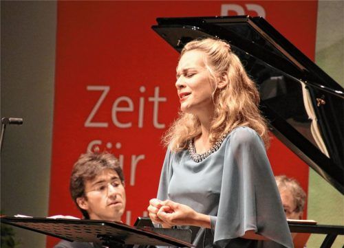 Musikalische Freuden auf hohem Niveau kredenzten die Sopranistin Anna Lucia Richter, der Pianist Nicholas Rimmer und Klarinettist Blaž Šparovec (nicht im Bild) beim zweiten Konzert der Traunsteiner Sommerkonzerte. Foto Benekam