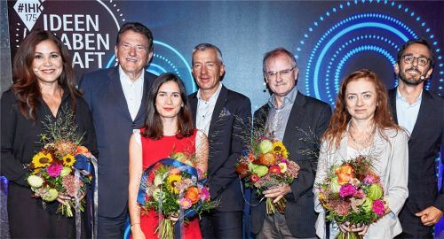 Nach dem IHK-Talk zum breit angelegten Thema „Globalisierung“: Moderatorin Karen Webb, IHK-Präsident Eberhard Sasse, Tessa und Konrad Irlbacher, Prof. Burton Lee, OECD-Expertin Margit Molnar und Moderator Leonhard Nima (von links) Fotos  kraftbild