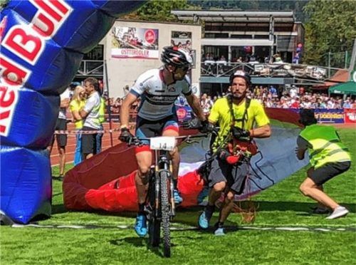 Nach der Landung sprinten die Gleitschirmflieger zur Übergabe und schicken den Mountainbiker ins Rennen, hier übergibt Franz-Xaver Brückner an Andi Huber.Foto pfa