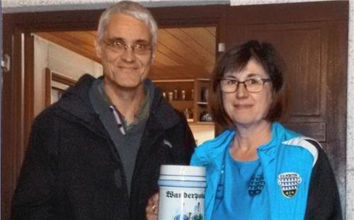 Nach seinem Grußwort überreichte Bräu Georg Ametsbichler den von ihm gestifteten Wanderpokal an die Pürtner Moarin Lieserl Bernhart.Foto bac