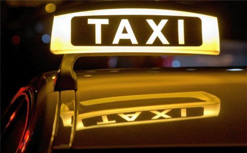 Nachtschwärmer auf der Suche nach einem Taxi werden auch in Rosenheim zunehmend von illegalen Fahrern angesprochen. Eine riskante Verbindung, denn es drohen Sicherheitsgefahren und Abzocke. Foto DPA