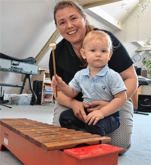 Nachwuchsprobleme im klassischen Sinn kennen die Musikfreunde Mühldorf nicht, zumal Vorsitzende Christine Enghofer mit Sohn Noah schon viel Spaß beim musizieren hat.Foto ha