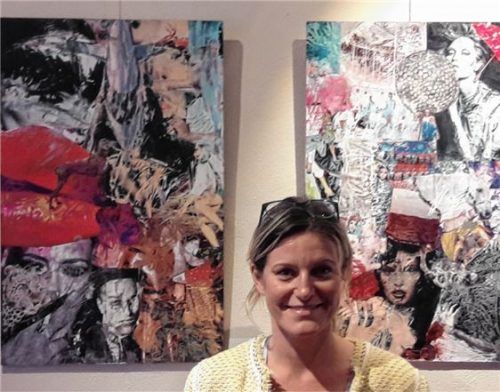 Nadine Seibel vor zweien ihrer Mischtechnik-Collagen. Foto : Heuser