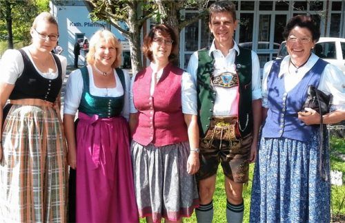 Nahmen Manuela Bauer gleich mal in ihre Mitte: die Pfarrgemeinderatsmitglieder (von links) Regina Quelle, Anita Sammet, Helmut Enzinger und Anni Kuchler. Foto re