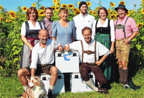 NES-Gründer Willi Mühlbauer (vorne sitzend, links) mit seinen Mitarbeitern – und Hund Lucie. In der Mitte die Speichermodule, die auch räumlich getrennt von der Elektronik montiert werden können. Foto re