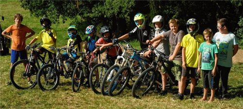 Neue Downhill-Strecke mit verschiedenen Sprüngen