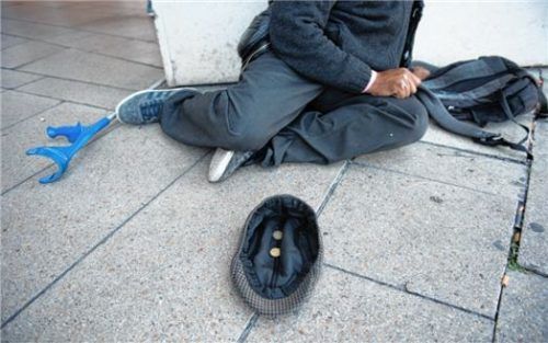 Organisierten Bettlerbanden, die beispielsweise Behinderungen vortäuschen, um Mitleid zu erregen, soll das Betteln in Bad Endorf erschwert werden. Foto dpa