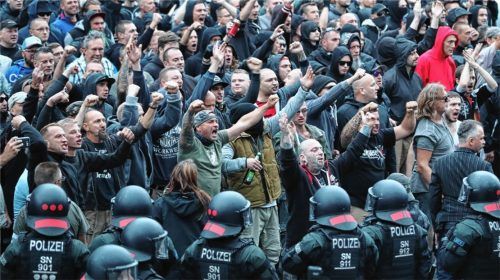 Polizisten versuchen bei einer Kundgebung in Chemnitz, ein Aufeinanderprallen von rechten und linken Gruppen zu verhindern.Foto dpa