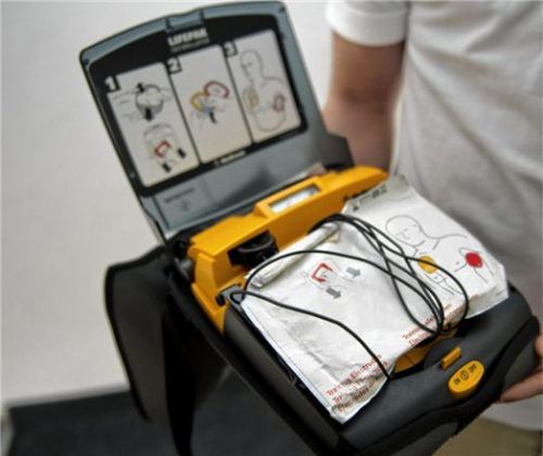 Potenzieller Lebensretter: In Riedering soll es bald mehr Defibrillatoren geben.Foto dpa