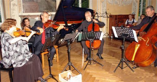 Professoren unter sich: Natalia Prishepenko, Violine, Erich Wolfgang Krüger, Viola, Hans-Jakob Eschenburg, Violoncello, und Frithof-Martin Grabner, Kontrabass. Im Hintergrund Pianistin Ludmilla Kogan. Foto kis