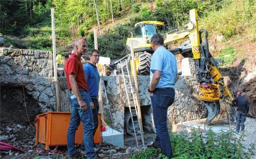 Regelmäßig wird Oberaudorfs Bürgermeister Hubert Wildgruber (rechts) über die Baumaßnahmen an den Wildbächen der Gemeinde informiert. Hier ist er mit Dr. Hadumar Roch (links) und Thomas Brandner vom Wasserwirtschaftsamt Rosenheim an der Laurentiusquelle im Gespräch. Foto Steffenhagen