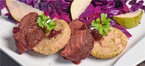 Rehrücken gegrillt mit Wacholderchips oder im Ofen zubereitet – es braucht weder viele Zutaten noch viel Vorbereitung, um den Klassiker in modernem Gewand auf den Tisch zu bringen. Begeisterung ist garantiert. Foto  djd/DJV/Kapuhs