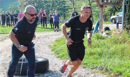 Reifen ziehen, Baumstämme werfen, Wassereimer schleppen – die bemerkenswerte Fitnessstunde von Alexandra Schlesag auf der Alm in Scheuern bei Aschau spricht viele Menschen jedes Alters an. Dabei wollte die Trainerin eigens was für Schwergewichtige anbieten. Jetzt trainieren Dick und Dünn, Jung und Alt miteinander.Fotos huc