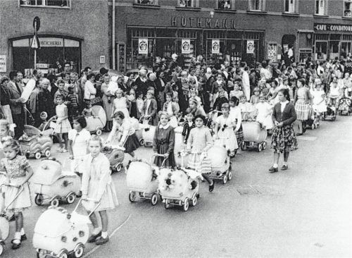 Rund 40000 Menschen sahen am 10. September 1968 den bis dahin größten Kinderfestzug in der Geschichte des Herbstfests. Foto Archiv Dietrich/Werner Krämer