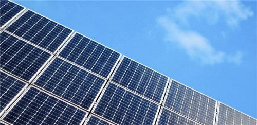 Sauber müssen Solarzellen sein, damit sie möglichst lange und effizient Energie erzeugen. Das Reinigungsprodukt, das MWK Bionik in Bad Endorf entwickelt hat, wurde kürzlich mit dem „Green Tech Award“ ausgezeichnet. Im kleinen Bild Firmengründer Matthias Wackerbauer (links) und Markus Becher, Ingenieur für Biotechnologie. Fotos dpa/re