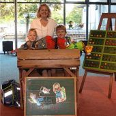 <p>Schulbeginn klassisch mit Rektorin Manuela Strobl – und mit viel Freude an der Adolf-Rasp-Schule.Foto re</p>