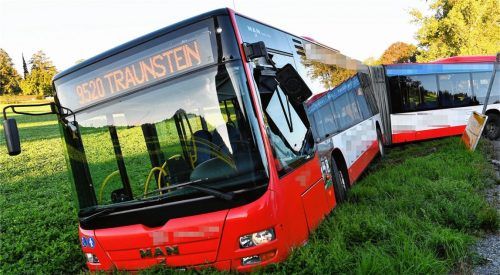 Schulbus kommt von Fahrbahn ab: Zwei Leichtverletzte
