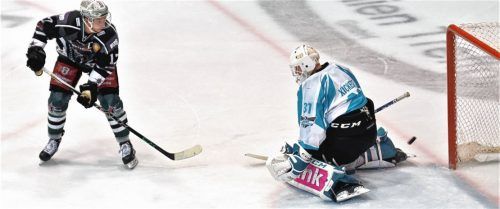 Schuss abgefälscht, aber kein Tor: Dominik Daxlberger (links) im Heimspiel vor dem Linzer Tor. Foto Ziegler