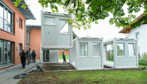 Schwebendes Verfahren: Ein Autokran brachte gestern Vormittag die Containermodule an Ort und Stelle, in denen sich ab nächster Woche eine zusätzliche Kindergartengruppe einrichten wird. Foto Berger