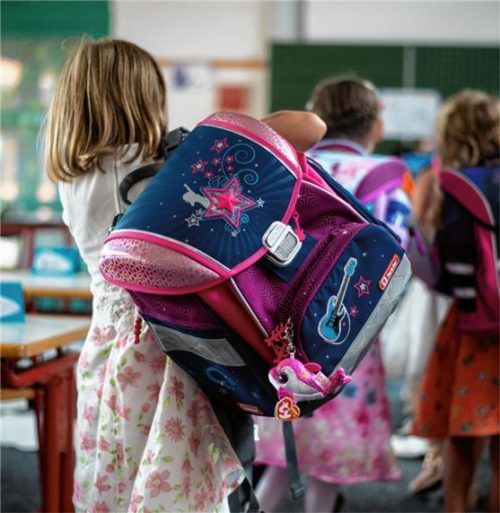 Schwere Schulranzen sind eine Qual für den Rücken.Foto DPA