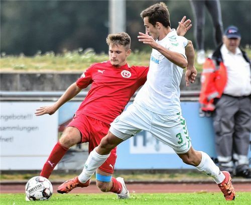 Sechziger-Mittelfeldspieler Wiggerl Räuber (links) im Duell mit Fürths Danhof.Fotos Zink