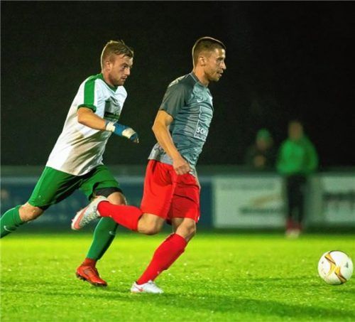 Seeon-Seebrucks Peter Holzner (links) verfolgt den Priener Marco Kirchbuchner. Die Gäste gewannen das ChiemseeDuell in Seeon mit 3:0.