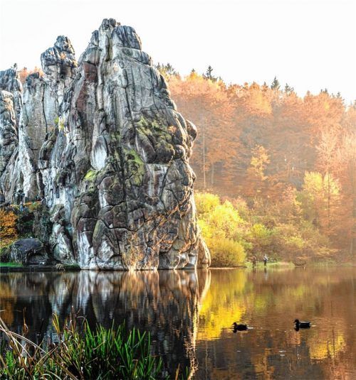 Sehenswerte Externsteine: Ein Wanderurlaub im Teutoburger Wald verspricht pure Entspannung inmitten einer traumhaften Landschaft. Foto  djd/www.kurzurlaub.de