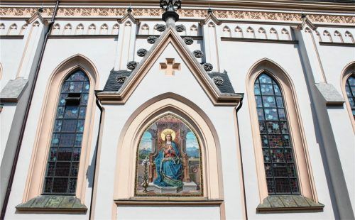 Seit 1896 ziert ein wertvolles Glasmosaik den vorspringenden Kapellenteil an der Südseite der Stadtpfarrkirche St. Nikolaus. Der Entwurf stammt von dem Münchner Historienmaler August Spieß, die Ausführung übernahm die Compagnia di Venezia e Murano.Fotos  Frick