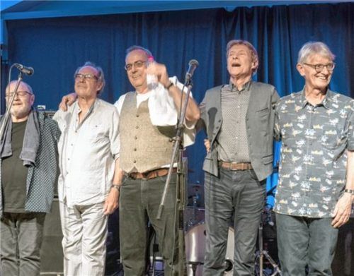 Seit 39 Jahren in Sachen Blues unterwegs: „The Blues Band“ spielte im Rimstinger Feuerwehrhaus vor ausverkauftem Saal.Foto  re
