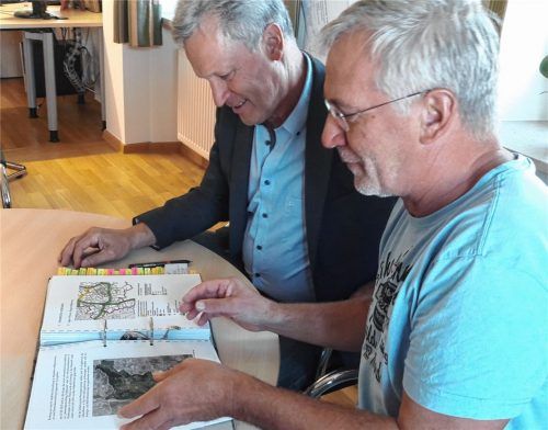 Seite um Seite blättern sich Vogtareuths Bürgermeister Rudolf Leitmannstetter und der Sprecher der Arbeitskreise zur Dorferneuerung, Gerhard Rinser, durch den dicken Ordner voller Pläne und Projekte für die anstehende Dorferneuerung – viel wurde an Ideen gesammelt, jetzt soll die Umsetzung starten. Foto  Maier