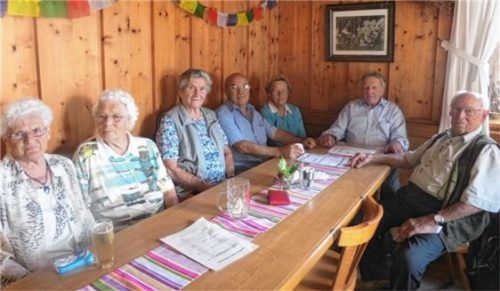 Sie gehören zu den ältesten Vereinsmitgliedern, (von links) Maria Palmer, Resi Hofmeister, Resi Rannetsperger, Vereinswirt Franz Maier, Gretl Ruppert, Hans Spielhofer und Engelbert Wishuber.Foto  fim