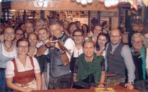 Sie sorgen für Durchblick – Das Team von Optik Häckl freut sich über die Auszeichnung zum Branchensieger der Augenoptikgeschäfte.