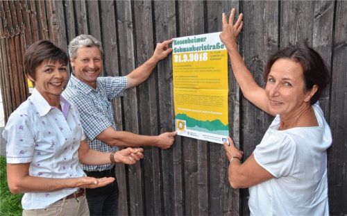 Sie werben gemeinsam für die Schmankerlstraße: Kreisobmann Josef Bodmaier vom Bayerischen Bauernverband, Kreisbäuerin Katharina Kern (rechts) und ihre Stellvertreterin Maria Bichler.Foto Schlecker
